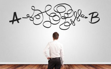 Bir duvarın önünde duran süre çözüm arayan iş adamı