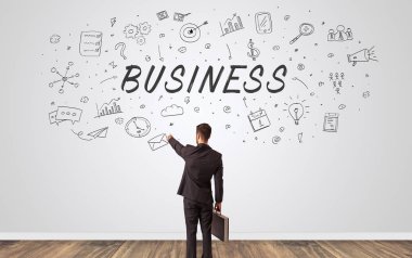 Yöneticisi iş kavramı ile bir duvara bakarak şüphe