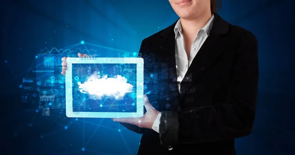 Ręka gospodarstwa tablet z koncepcja technologii chmury — Zdjęcie stockowe