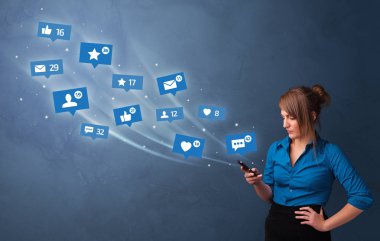 Sosyal medya kavramı ile telefon kullanan genç kişi
