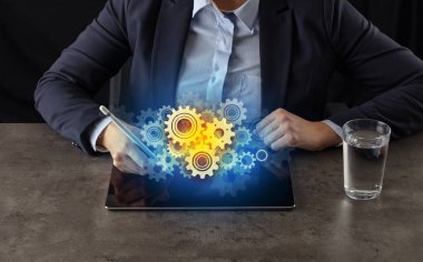 İş kadını tablet vites konsepti ile çalışma