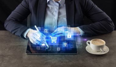 İş kadını tablet çevrimiçi veritabanı kavramı ile çalışma