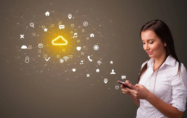 Persona che utilizza il telefono con concetto di tecnologia cloud — Foto Stock