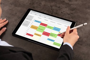 İş kadını zamanlama her programı Tablet