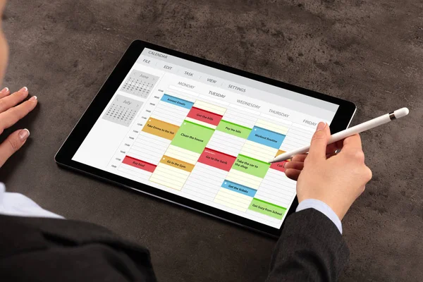 ビジネスの女性をタブレットに彼女のプログラムをスケジュールします。 — ストック写真