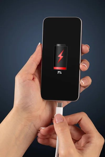 Hand som laddar telefonen med låg batterinivå — Stockfoto