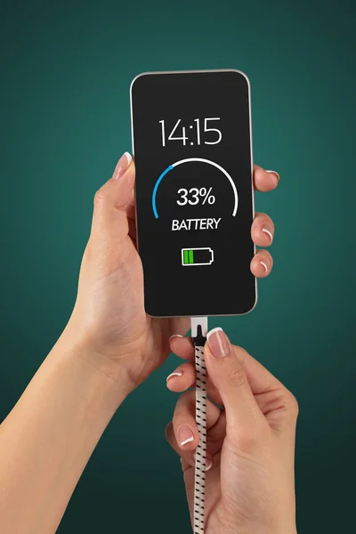 Hand som laddar telefonen med låg batterinivå — Stockfoto