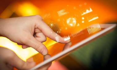 Tablet küresel sistem kavramı ile tutarak