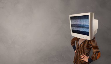 Baş monitör ile genç kişi