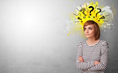 Soru işaretleri olan iş adamı 