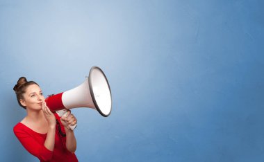 Kişi holding megafon 