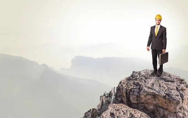 Persona de negocios en la cima de la roca — Foto de Stock