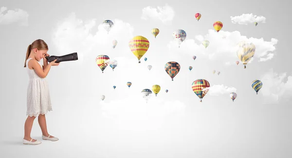 Unge tittar via spyglass att air ballonger — Stockfoto