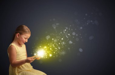 Köpüklü tablete oynayan küçük çocuk