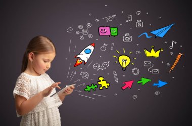Kız holding tablet uygulamaları kavramı ile