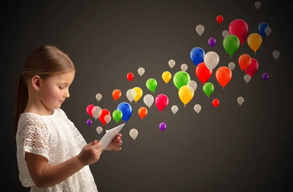 Κορίτσι εκμετάλλευση tablet με πολύχρωμα βουτιά γύρω από — Φωτογραφία Αρχείου