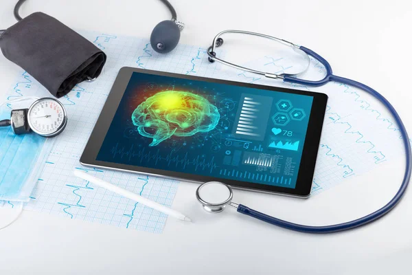 Діагностика на планшеті з концепцією функціональності мозку — стокове фото