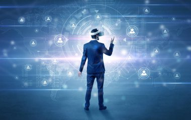 Bağlantı denetimi vj gözlüklü işadamı