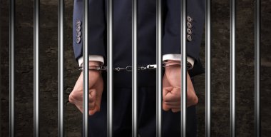 Hapiste yakın kelepçeli erkek