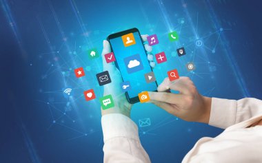 Smartphone uygulama simgeleri ile kullanarak ele 