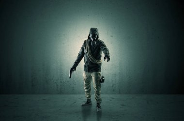 Ajan silah ile karanlık bir alanda