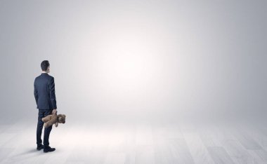 Nesne boş bir alanda elinde olan adam