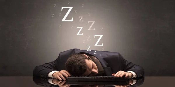Affärsman somnade på kontoret på sitt tangentbord — Stockfoto