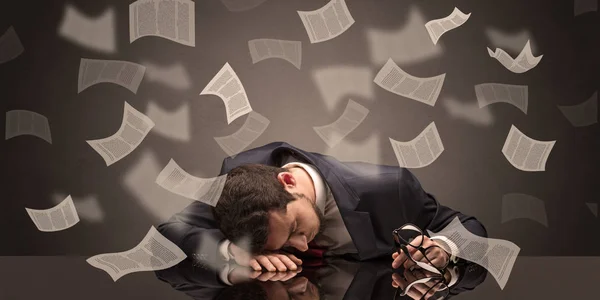 Uomo d'affari si addormentò in ufficio con il concetto di scartoffie — Foto Stock