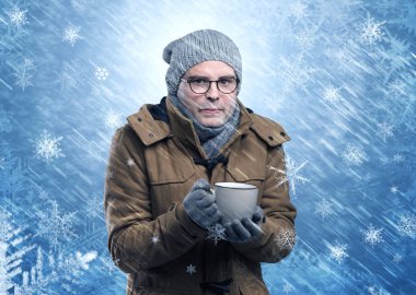 Dondurma sıcak giyim ve kavram kar yağışı içinde çocuk