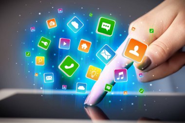 El ile uygulama simgeleri etrafında uçan tablet kullanma