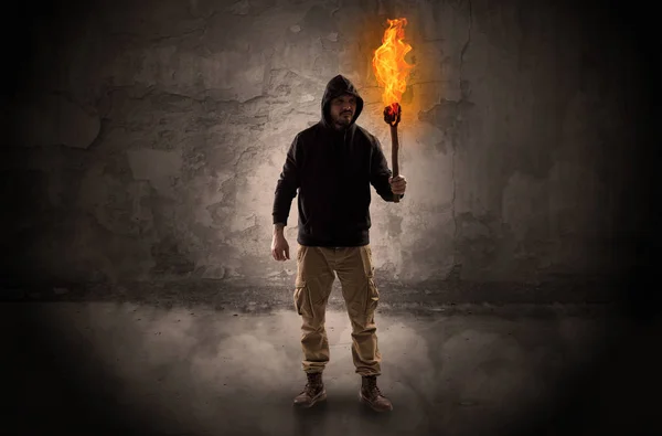 Путешественник с горелой горелкой перед крошечной стеной концепции — стоковое фото