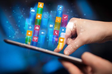 El ile uygulama simgeleri etrafında uçan tablet kullanma