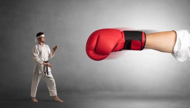 Küçük adam büyük kırmızı Boks eldiveni ile mücadele