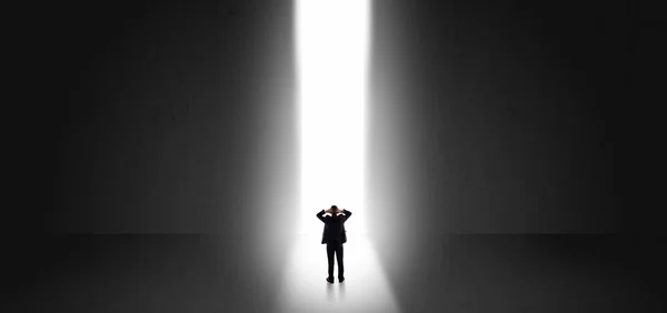 Biznesmen, widząc światła na końcu coś — Zdjęcie stockowe