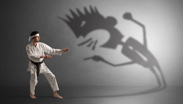 Homem de karaté lutando com uma grande sombra assustadora — Fotografia de Stock