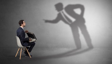 Kalmak ve maddeleri bir gölge adam sunan iş adamı