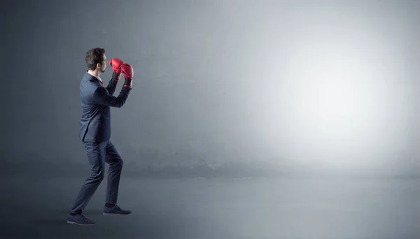 Businessman fighting in an empty space — Stock Photo, Image