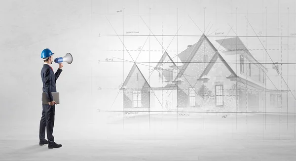 Αρχιτέκτονας στέκεται με το σχέδιο του σπιτιού — Φωτογραφία Αρχείου