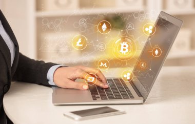 Bitcoin bağlantı ağı ve online kavramı ile dizüstü bilgisayar üzerinde çalışan iş kadın