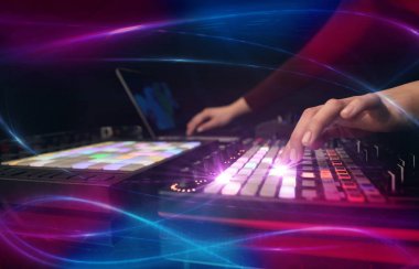 Dalga vibe kavramı ile karıştırma müzik dj denetleyicisinde el