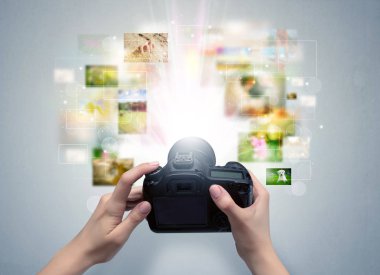 El yaşam olayları digital fotoğraf makinesi ile yakalar.