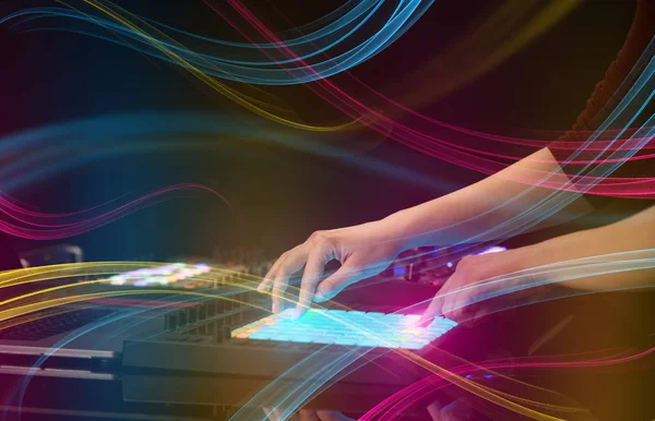 Mão misturando música no controlador dj com conceito de vibração colorida — Fotografia de Stock