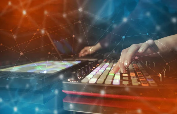 Handmischung von Musik auf Midi-Controller mit Konnektivitätskonzept — Stockfoto