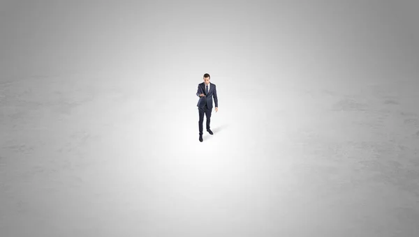 Бізнесмен стоїть посеред порожнього простору — стокове фото