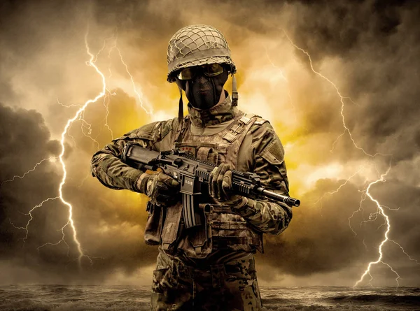 Soldado armado parado en un clima oscuro —  Fotos de Stock