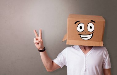 Mutlu karton kutu yüzü ile genç çocuk