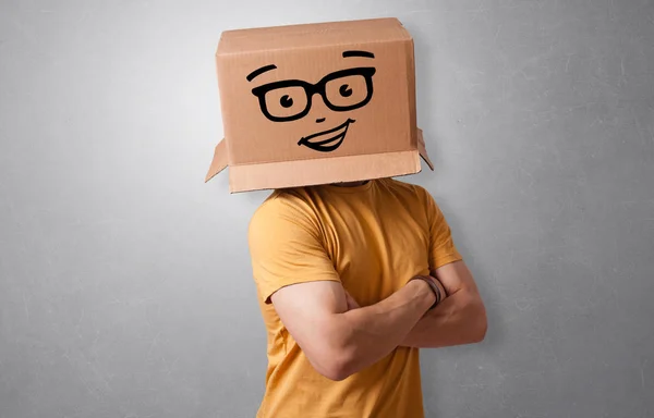 Jonge man met gelukkig kartonnen doos gezicht — Stockfoto