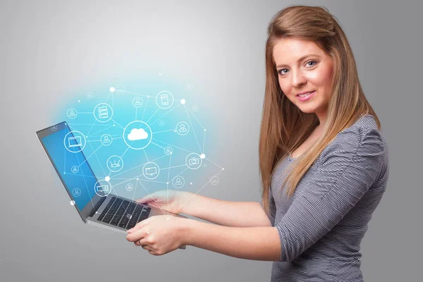 Žena držící laptop cloudu založená koncepce systému — Stock fotografie