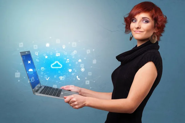 Женщина с ноутбуком и системными уведомлениями на основе облаков — стоковое фото