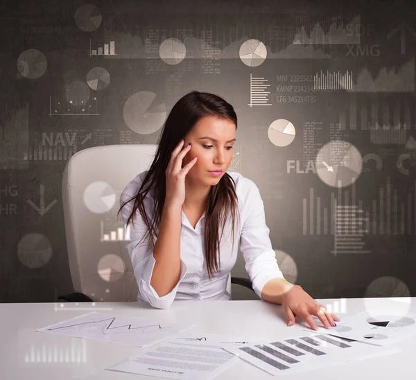 Manager bij het maken van rapporten en statistieken met schoolbord achtergrond Bureau — Stockfoto